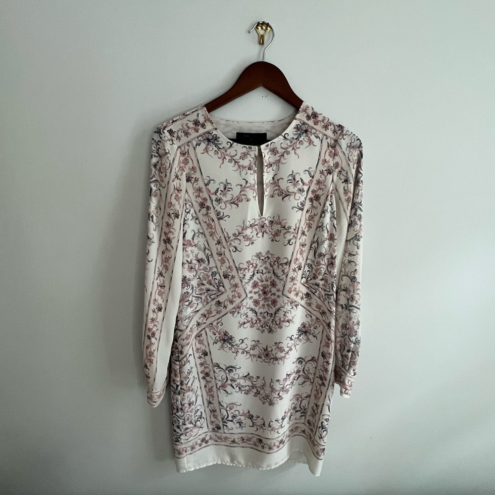 BCBG Maxazria white dress with a floral print, size XS in an excellent condition